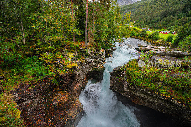 gudbrandsjujuv是一个小而风景优美的峡谷，位于挪威的More og Romsdal地区的Valldalen附近的哈姆雷特Alstad (Norddal)。